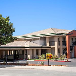 Super 8 By Wyndham Salinas
